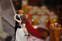 Brautpaar vor Hochzeitstisch